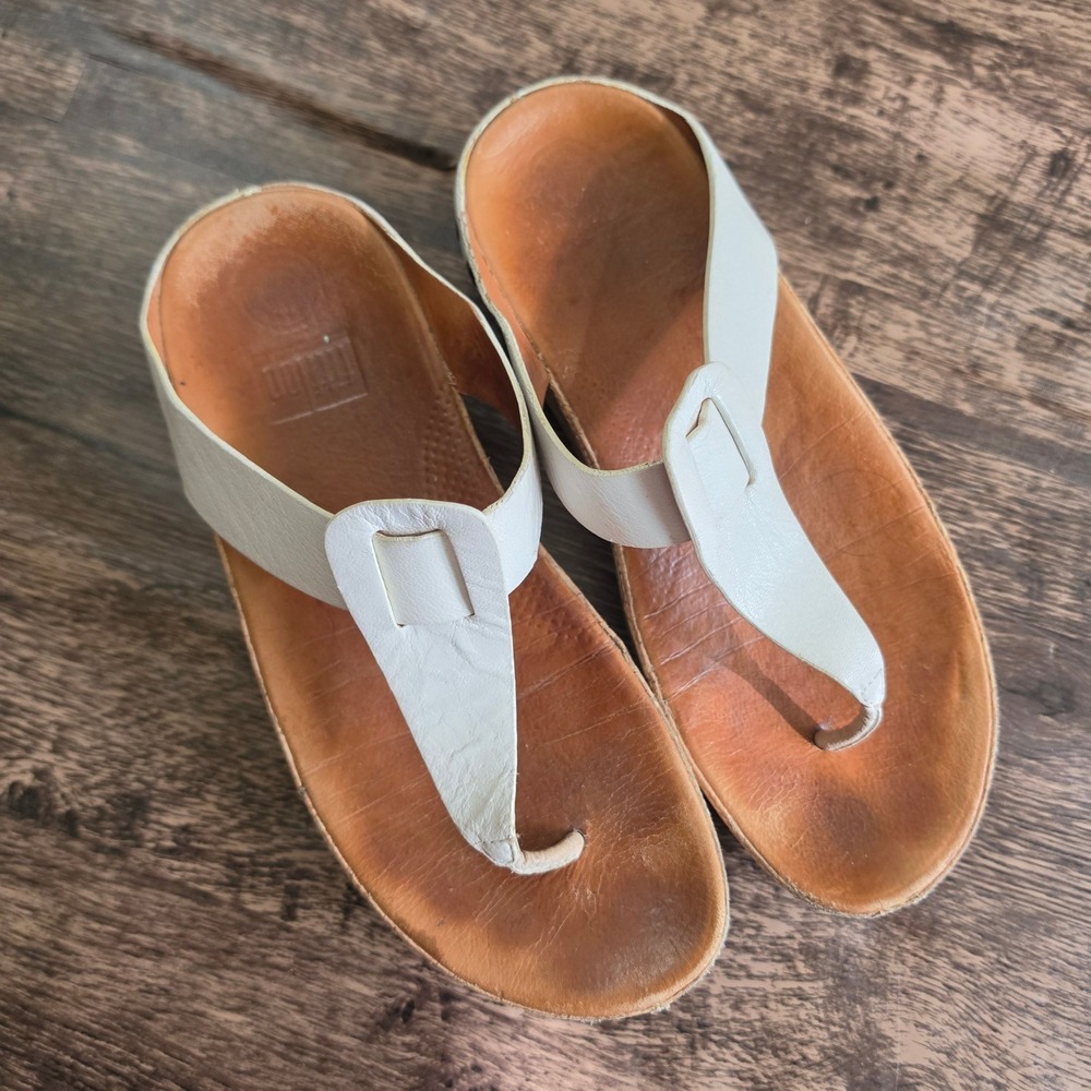 FITFLOP Thong Sandals Womens 8 White Leather Cork Wedge Microwobbleboard A40-194